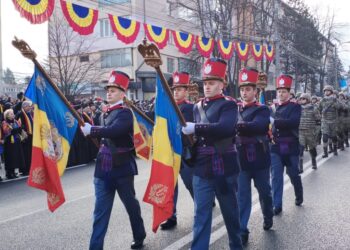 Copii pe bustul pictorului Dimitrie Loghin, pentru a asista la parada militară de 1 Decembrie. Cîteva mii de suceveni au urmărit defilarea militară și a tehnicii de luptă (Foto)
