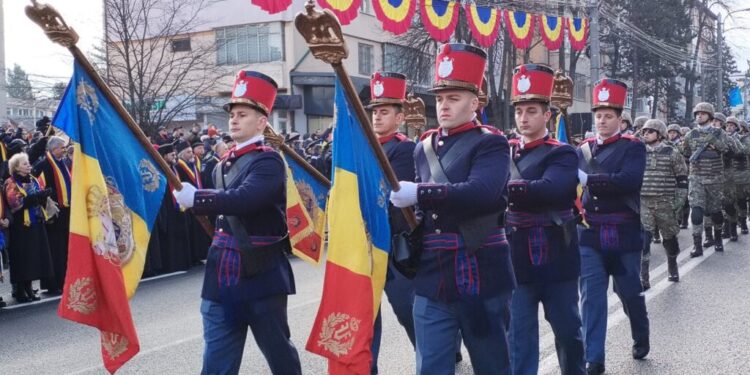 Copii pe bustul pictorului Dimitrie Loghin, pentru a asista la parada militară de 1 Decembrie. Cîteva mii de suceveni au urmărit defilarea militară și a tehnicii de luptă (Foto)