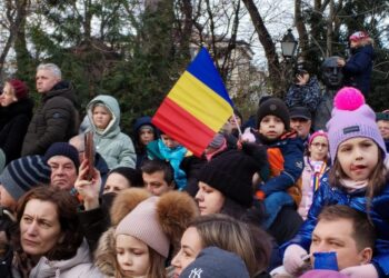 Copii pe bustul pictorului Dimitrie Loghin, pentru a asista la parada militară de 1 Decembrie. Cîteva mii de suceveni au urmărit defilarea militară și a tehnicii de luptă (Foto)