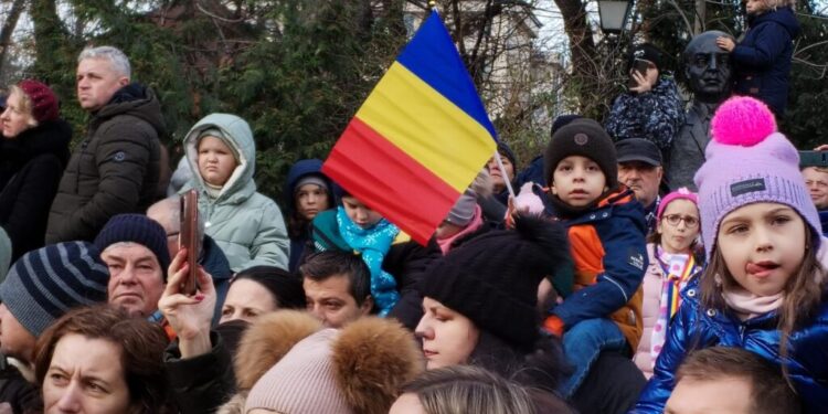 Copii pe bustul pictorului Dimitrie Loghin, pentru a asista la parada militară de 1 Decembrie. Cîteva mii de suceveni au urmărit defilarea militară și a tehnicii de luptă (Foto)