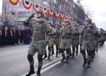 Copii pe bustul pictorului Dimitrie Loghin, pentru a asista la parada militară de 1 Decembrie. Cîteva mii de suceveni au urmărit defilarea militară și a tehnicii de luptă (Foto)