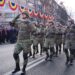 Copii pe bustul pictorului Dimitrie Loghin, pentru a asista la parada militară de 1 Decembrie. Cîteva mii de suceveni au urmărit defilarea militară și a tehnicii de luptă (Foto)