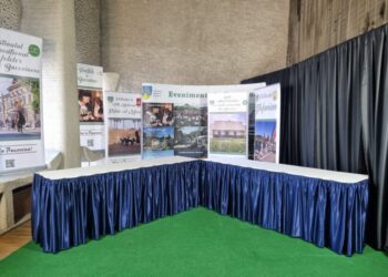 Întîlnirea Gheorghe Flutur – George Simion nu a mai avut loc. Cei doi s-au așteptat reciproc degeaba. Dl. Flutur către dl. Simion, de pe treptele Casei de Cultură: Ai scos o hîrtie că vrei Bucovina înapoi! Eu o vreau înainte, înspre lumea civilizată, nu înapoi, la ruși! (FOTO)