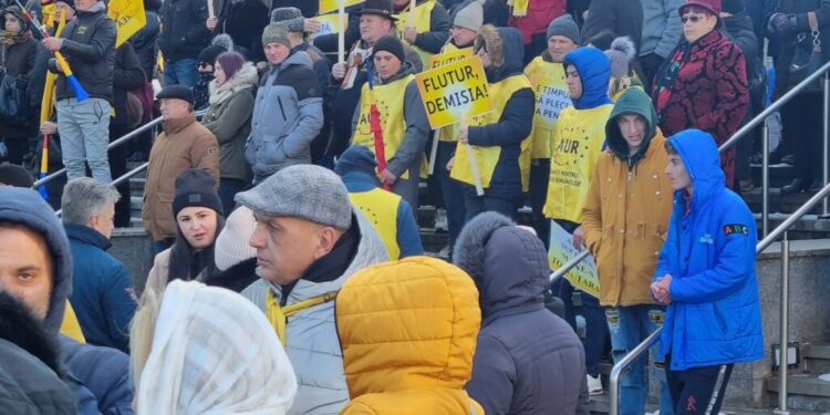 Marș AUR pe străzile municipiului Suceava, coordonat de George Simion. Aproximativ 2.000 de oameni i-au cerut demisia președintelui PNL al Consiliului Județean Suceava, Gheorghe Flutur (Foto)