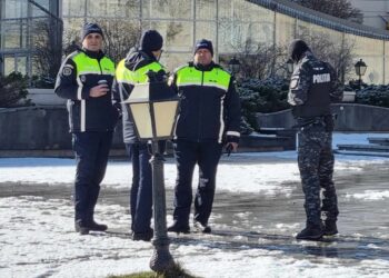 Impresionante forțe de ordine, pentru mitingul AUR din centrul Sucevei și pentru ședința PNL din interiorul Casei de Cultură. La ora 15.00 este programată o întîlnire Gheorghe Flutur – George Simion (Foto)