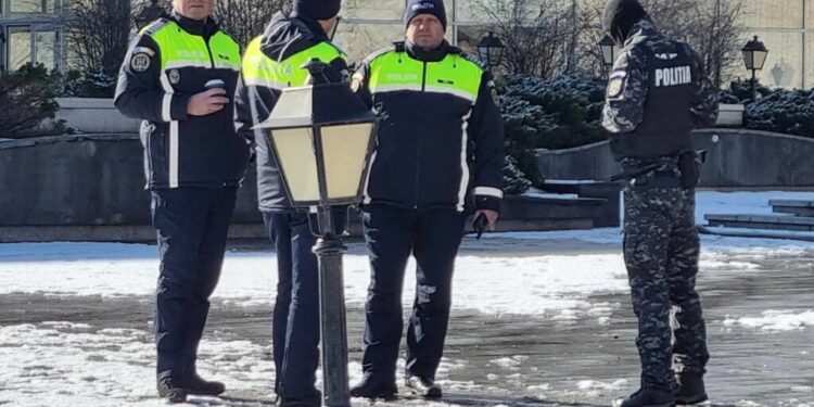 Impresionante forțe de ordine, pentru mitingul AUR din centrul Sucevei și pentru ședința PNL din interiorul Casei de Cultură. La ora 15.00 este programată o întîlnire Gheorghe Flutur – George Simion (Foto)