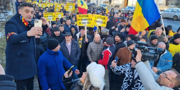 Marș AUR pe străzile municipiului Suceava, coordonat de George Simion. Aproximativ 2.000 de oameni i-au cerut demisia președintelui PNL al Consiliului Județean Suceava, Gheorghe Flutur (Foto)