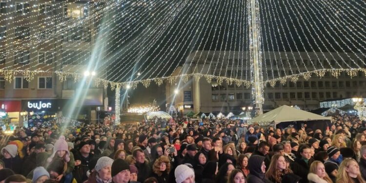 11.000 de oameni, în centrul Sucevei, la trecerea în 2024. Trecerea în Noul An s-a făcut cu ”Bere gratis” și cu foc de artificii pe acordurile grupului AC/DC (Foto)