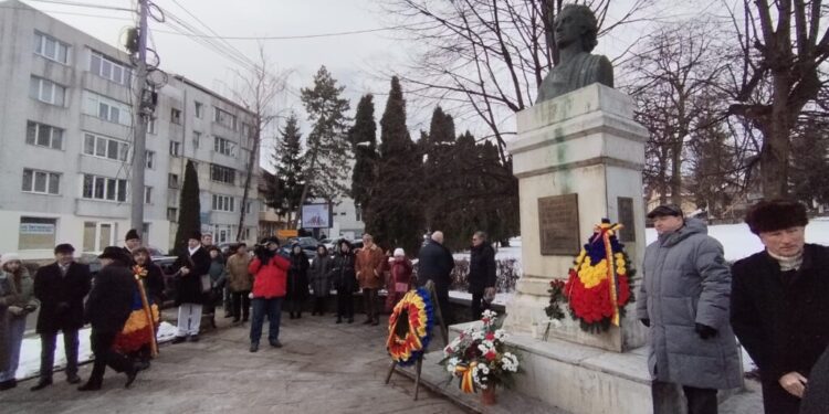 Coroane de flori, depuse la bustul lui Mihai Eminescu din centrul Sucevei (Foto)