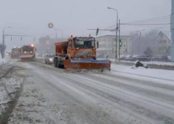 16 utilaje mari, 6 mici și 24 de oameni se ocupă de deszăpezire în municipiul Suceava. Numerele de telefon ale dispeceratelor sînt 0731.996.856 și 0230.212.696