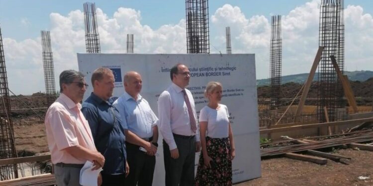 Primarul de la Siret, Adrian Popoiu, îi urează succes lui Mihai Dimian, care candidează pentru funcția de rector al USV: Lui i se datorează înființarea parcului științific și tehnologic de la Siret