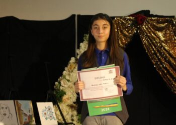 Tablouri de Radu Bercea și bani, premiile pentru cîștigătorii concursului de recitare organizat de Asociația Fălticeni Cultural