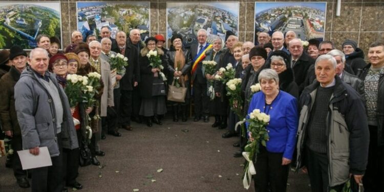 Diplome de fidelitate, flori și bani, pentru 40 de ”cupluri de aur” din Suceava