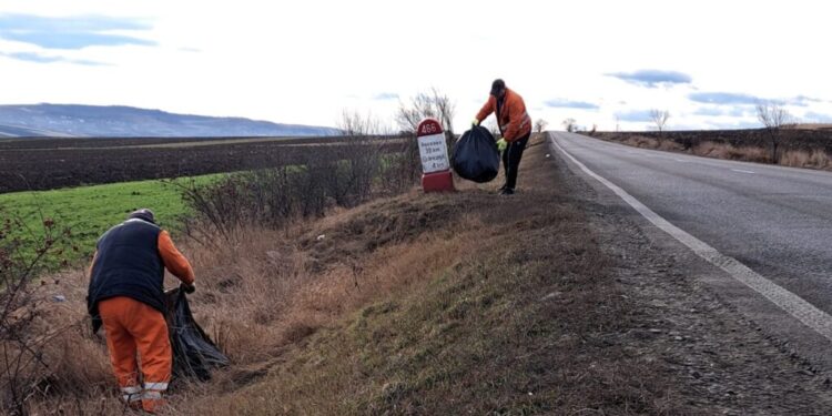 10 tone de gunoaie au fost strînse de pe marginea drumului care duce în Vama Siret. Gunoaiele au fost aruncate de șoferii tirurilor care mergeau în Ucraina. DRDP Iași: ”Drumul nu este tomberon de gunoi!”