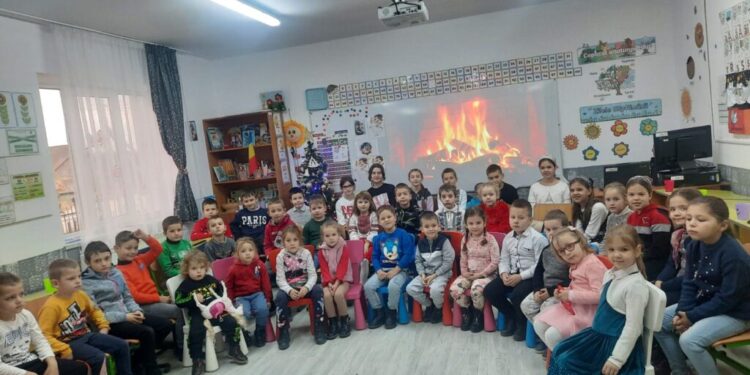 Cărți, ateliere de educație financiară și cursuri de acordare a primului ajutor, pentru elevii de la două școli din județele Suceava și Botoșani