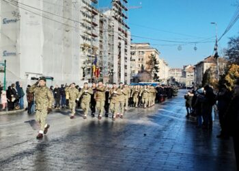 Ziua Unirii Principatelor, la Suceava, cu o slujbă religioasă și o defilare, discursuri, depuneri de coroane de flori și Hora Unirii (Foto)