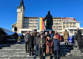 Emil Ursu, directorul Muzeului Național al Bucovinei, a depus o coroană de flori la statuia lui Ștefan cel Mare de la Vaslui