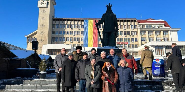 Emil Ursu, directorul Muzeului Național al Bucovinei, a depus o coroană de flori la statuia lui Ștefan cel Mare de la Vaslui