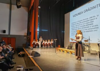 Spectacol cu participarea copiilor, dar și a părinților, la împlinirea a 15 ani de la mutarea Grădiniței cu Program Normal ”Obcini”. De la sute de copii înghesuiți în șase apartamente, la spații generoase și bine dotate unde învață grupe de maxim 25 de copii (Foto)