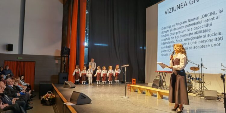Spectacol cu participarea copiilor, dar și a părinților, la împlinirea a 15 ani de la mutarea Grădiniței cu Program Normal ”Obcini”. De la sute de copii înghesuiți în șase apartamente, la spații generoase și bine dotate unde învață grupe de maxim 25 de copii (Foto)