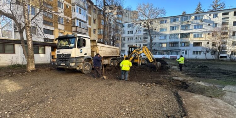 S-au reluat lucrările pe Aleea Saturn. ”Lucrările cuprind aleile, accesul la scările de bloc, parcările de reședință, dar și spațiile verzi din zonă” (Foto)