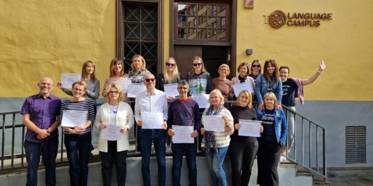 Profesoarele Mariana Ciupu și Mirela Mazilu, de la Școala 4 din Suceava, în Spania, la un curs pentru medierea conflictelor. Au mai participat profesori din Italia, Belgia, Polonia, Lituania și Estonia