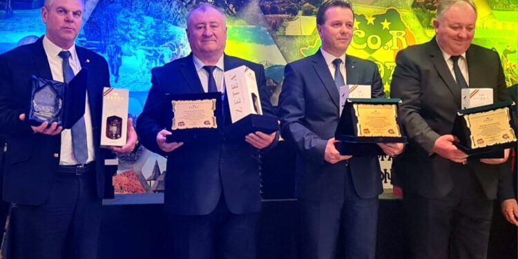 Două diplome de excelență pentru Cornu Luncii, din partea Asociației Comunelor din România (Foto)