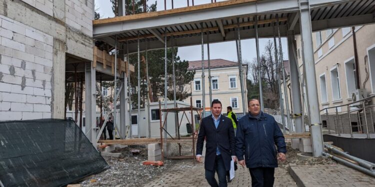 Spitalul de Oncologie, care se ridică în curtea Spitalului Vechi, realizat în proporție de 55%. Lucrările vor fi gata în noiembrie. Vechiul pavilion de oncologie va fi transformat într-un centru de tratament cu radioizotopi, unde va fi tratat inclusiv cancerul de prostată