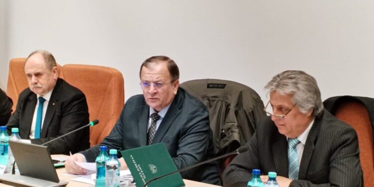 Gheorghe Flutur s-a abținut de la votul pentru aprobarea studiului de fezabilitate pentru șoseaua de centură o orașului Gura Humorului, pentru că drumul va ”trece puțin” pe o proprietate a domniei sale și nu vrea să intre într-un eventual conflict de interese