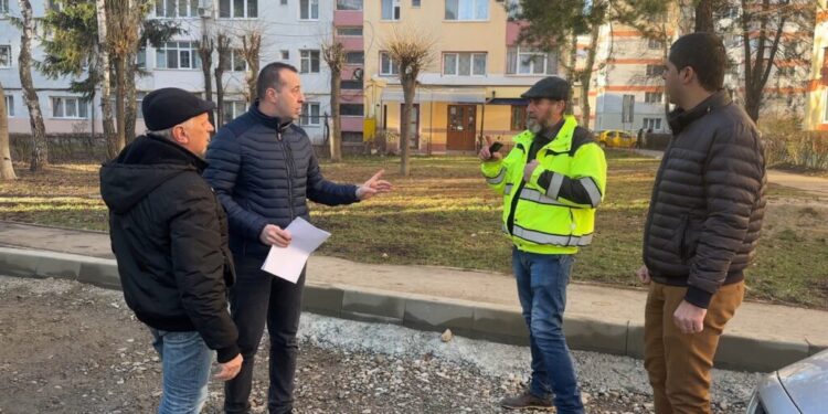 S-au reluat lucrările pe Aleea Saturn. ”Lucrările cuprind aleile, accesul la scările de bloc, parcările de reședință, dar și spațiile verzi din zonă” (Foto)