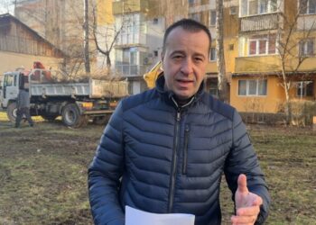 S-au reluat lucrările pe Aleea Saturn. ”Lucrările cuprind aleile, accesul la scările de bloc, parcările de reședință, dar și spațiile verzi din zonă” (Foto)