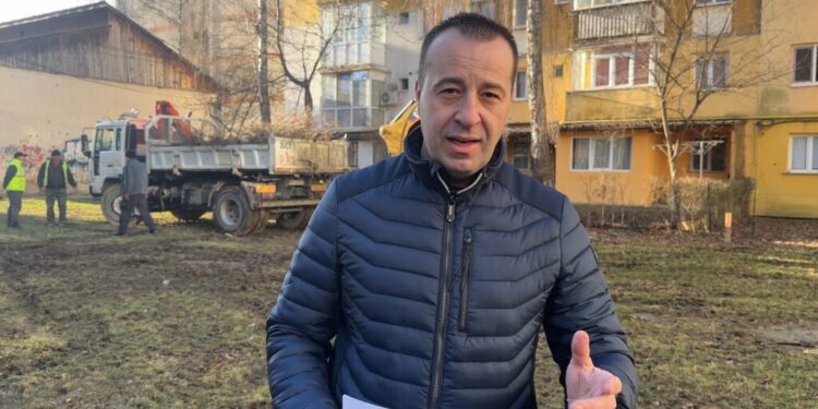 S-au reluat lucrările pe Aleea Saturn. ”Lucrările cuprind aleile, accesul la scările de bloc, parcările de reședință, dar și spațiile verzi din zonă” (Foto)