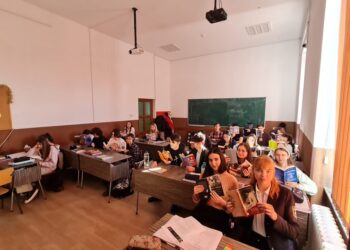 Sesiuni de lectură în timpul orelor de curs, la ”Eudoxiu Hurmuzachi”, de ”Ziua Internațională a Cititului Împreună”