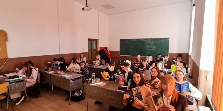 Sesiuni de lectură în timpul orelor de curs, la ”Eudoxiu Hurmuzachi”, de ”Ziua Internațională a Cititului Împreună”