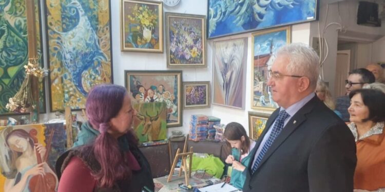 Lucrări ale artiștilor plastici suceveni, în sala de ședințe a Consiliului Local