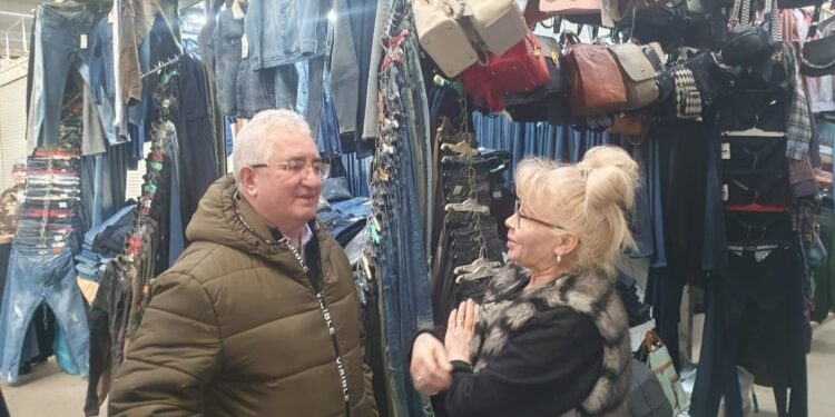 Primarul Sucevei neagă că oamenii care vînd în bazar vor plăti pentru încălzire