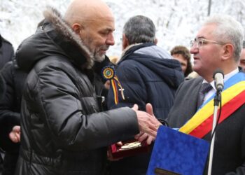 Primarul PNL al Sucevei, Ion Lungu, în contextul discuțiilor din coaliție, care l-ar putea scoate din cursa electorală pe candidatul PSD, Vasile Rîmbu, iar el să fie candidatul PNL și PSD: Eu ca om îl respect. Este om de valoare, nu spun că nu. El m-a sunat de Sf. Ioan, eu l-am sunat de Sf. Vasile, deci avem o relație de bună ziua