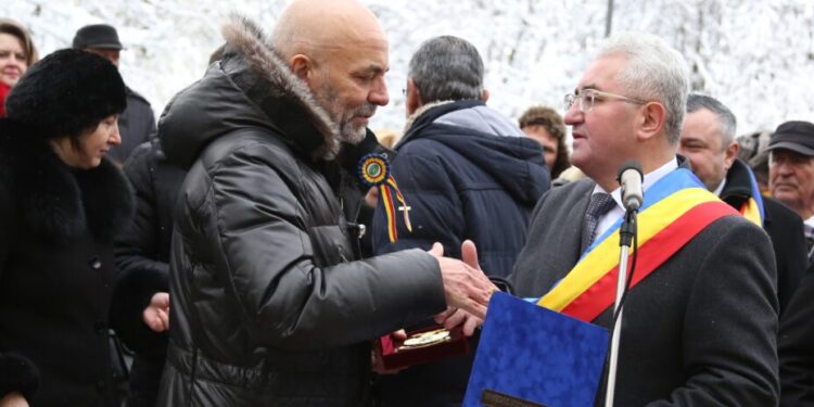 Primarul PNL al Sucevei, Ion Lungu, în contextul discuțiilor din coaliție, care l-ar putea scoate din cursa electorală pe candidatul PSD, Vasile Rîmbu, iar el să fie candidatul PNL și PSD: Eu ca om îl respect. Este om de valoare, nu spun că nu. El m-a sunat de Sf. Ioan, eu l-am sunat de Sf. Vasile, deci avem o relație de bună ziua