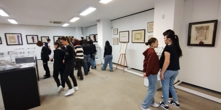 Expoziția dedicată lui Nicolae Iorga, de la Muzeul de Istorie Suceava. Elevii știu prea puține despre personalitățile românești, pentru că orele de istorie sînt insuficiente