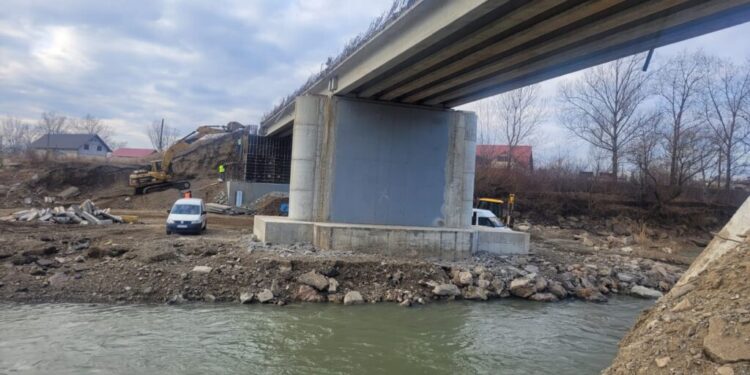 În intervalul 4-8 martie se vor monta grinzile la podul de la Milișăuți, aflat în plin proces de consolidare. Prefectul Moldovan:  ”Voi rămîne atent la acest subiect ce interesează zeci de mii de cetățeni ai județului Suceava”