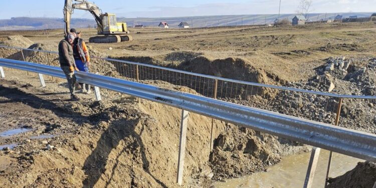 Circulația pe podul provizoriu de tuburi de la Milișăuți, de peste rîul Suceava, ar putea fi reluată pe 17 februarie, la ora 11.00