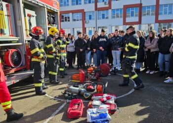 Pompierii, jandarmii și polițiștii au făcut demonstrații și și-au prezentat ofertele educaționale la Colegiul Tehnic ”Petru Mușat” Suceava