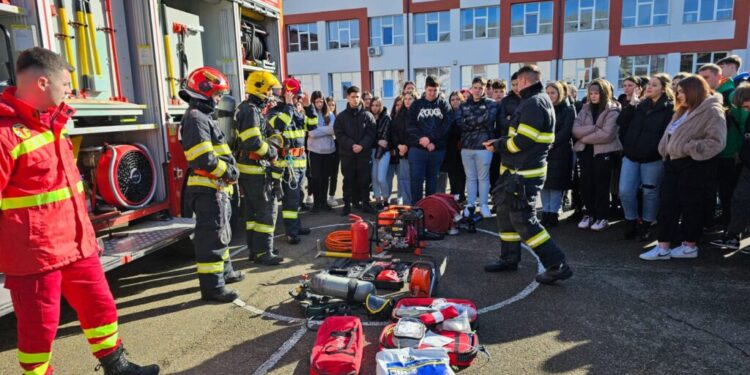 Pompierii, jandarmii și polițiștii au făcut demonstrații și și-au prezentat ofertele educaționale la Colegiul Tehnic ”Petru Mușat” Suceava