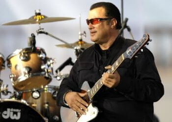 Renumitul actor Steven Seagal era să vină la Suceava, dar nu pentru a face un film, ci pentru a cînta blues
