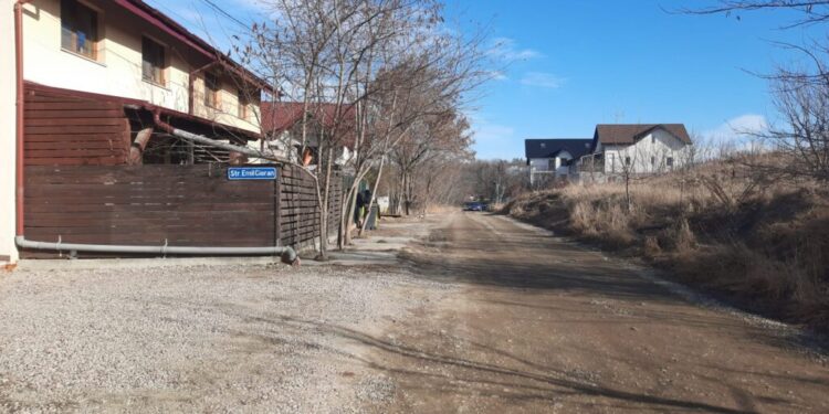 În municipiul Suceava sînt 163 de străzi de pămînt. Unele dintre acestea sînt în cartiere noi și se află în proprietate privată, și de aceea primăria nu poate interveni