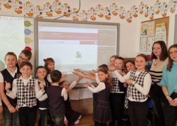 Două studente din Franța au făcut practică pedagogică la Școala 4 din Suceava, dar au și vizitat cîteva obiective turistice din județul nostru. Cele două vor deveni profesoare pentru învățămîntul primar (Foto)