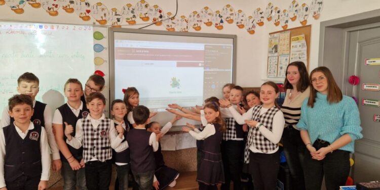 Două studente din Franța au făcut practică pedagogică la Școala 4 din Suceava, dar au și vizitat cîteva obiective turistice din județul nostru. Cele două vor deveni profesoare pentru învățămîntul primar (Foto)