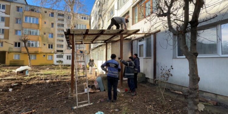 S-au demolat cuști pentru cîini și șoproane, pentru a face loc unei parcări la granița dintre Aleea Venus și Aleea Saturn (Foto)