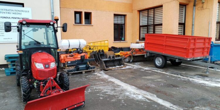Primăria Șcheia a achiziționat un mic tractor pentru întreținerea parcurilor și a trotuarelor
