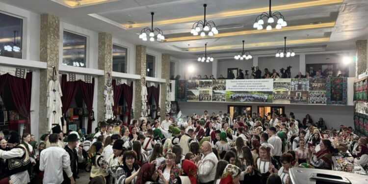 ”Șezătoarea vicovenilor” de la Vicovu de Sus, un eveniment care are loc timp de 3 zile. În prima seară, pe scenă a urcat renumita artistă Sofia Vicoveanca